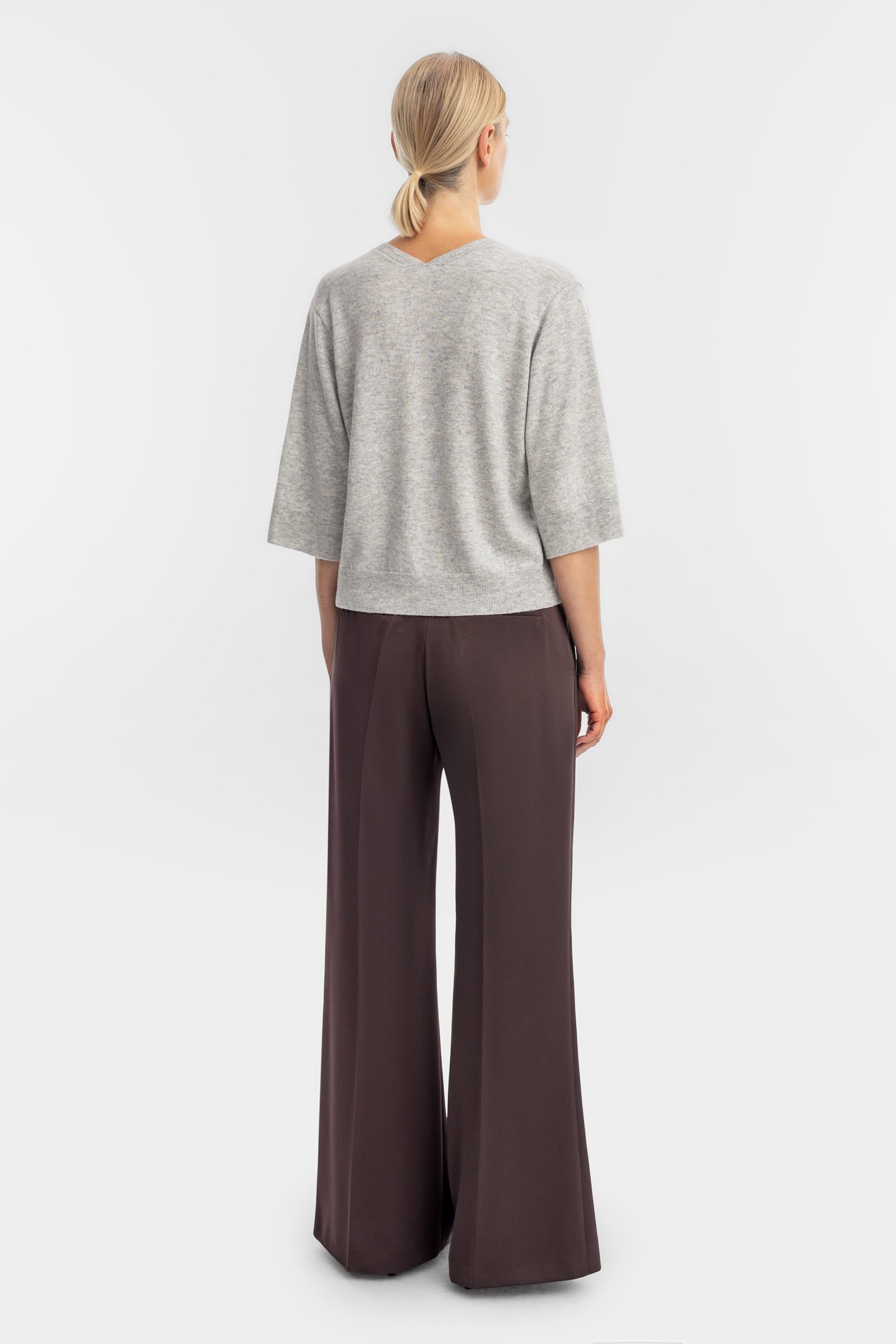 1602/B5 Krótki sweter z wełny i kaszmiru w jasnej szarości