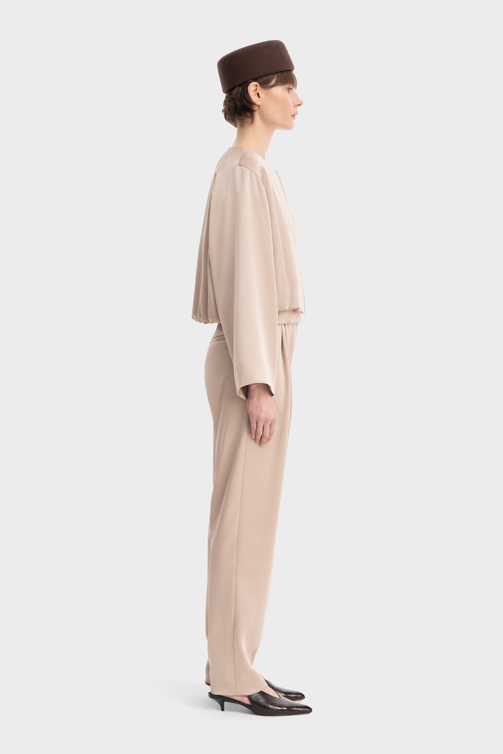 1719/B6 An elegant gold satin jacket with a zip fastening