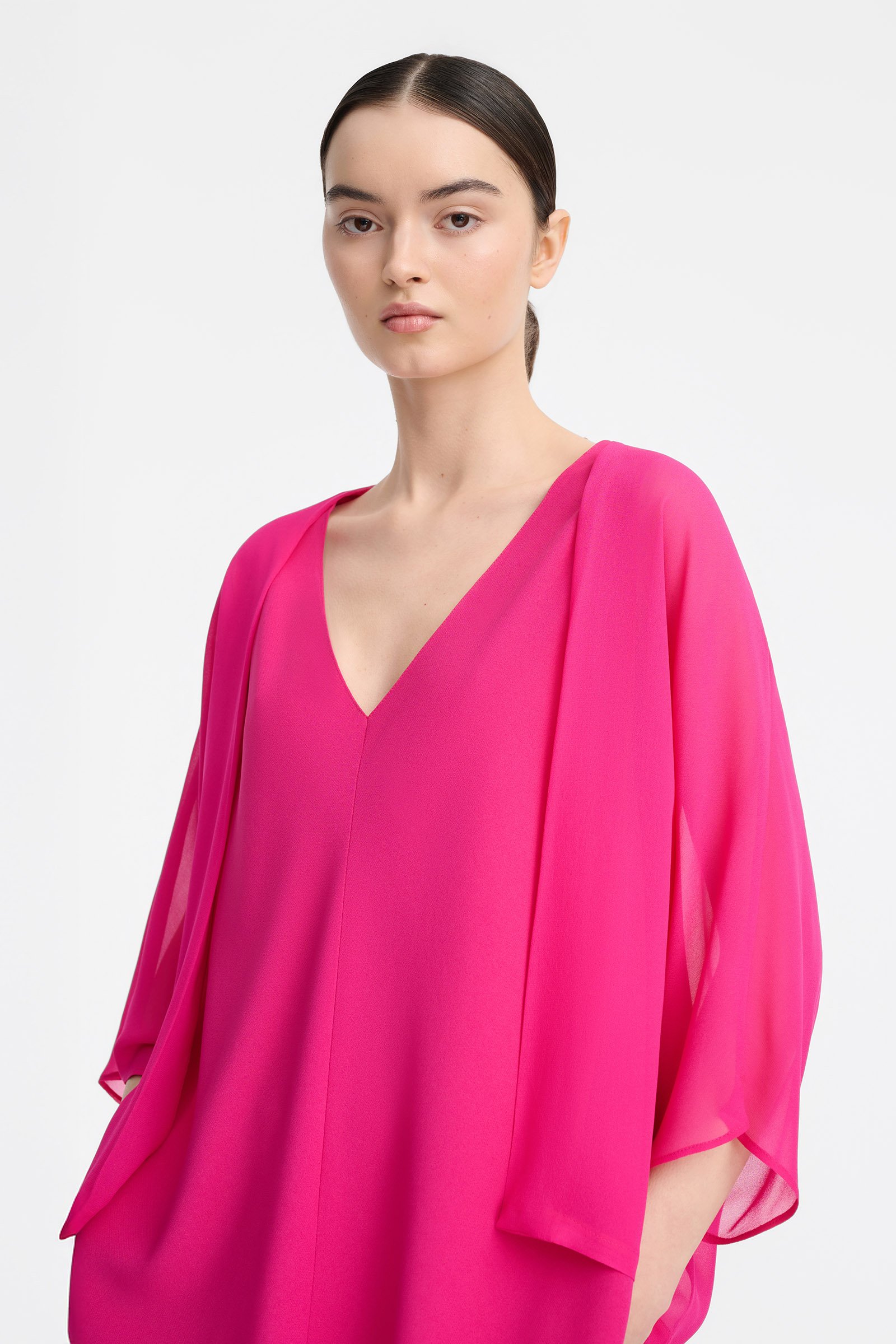 109/B6 Zwiewna narzutka typu cape w kolorze fuksji