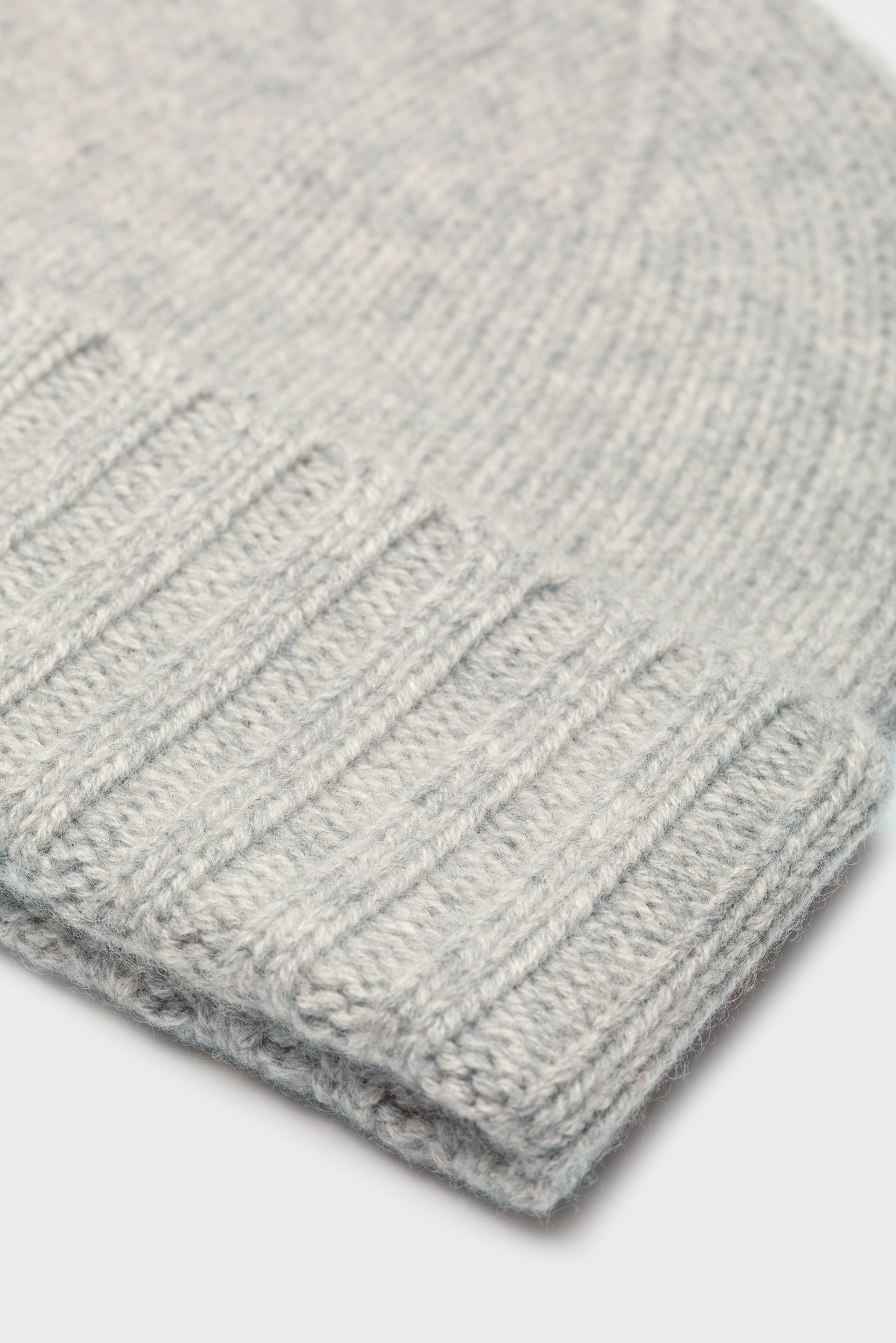 1712/B5 Jasnoszara czapka z wywiniętym brzegiem