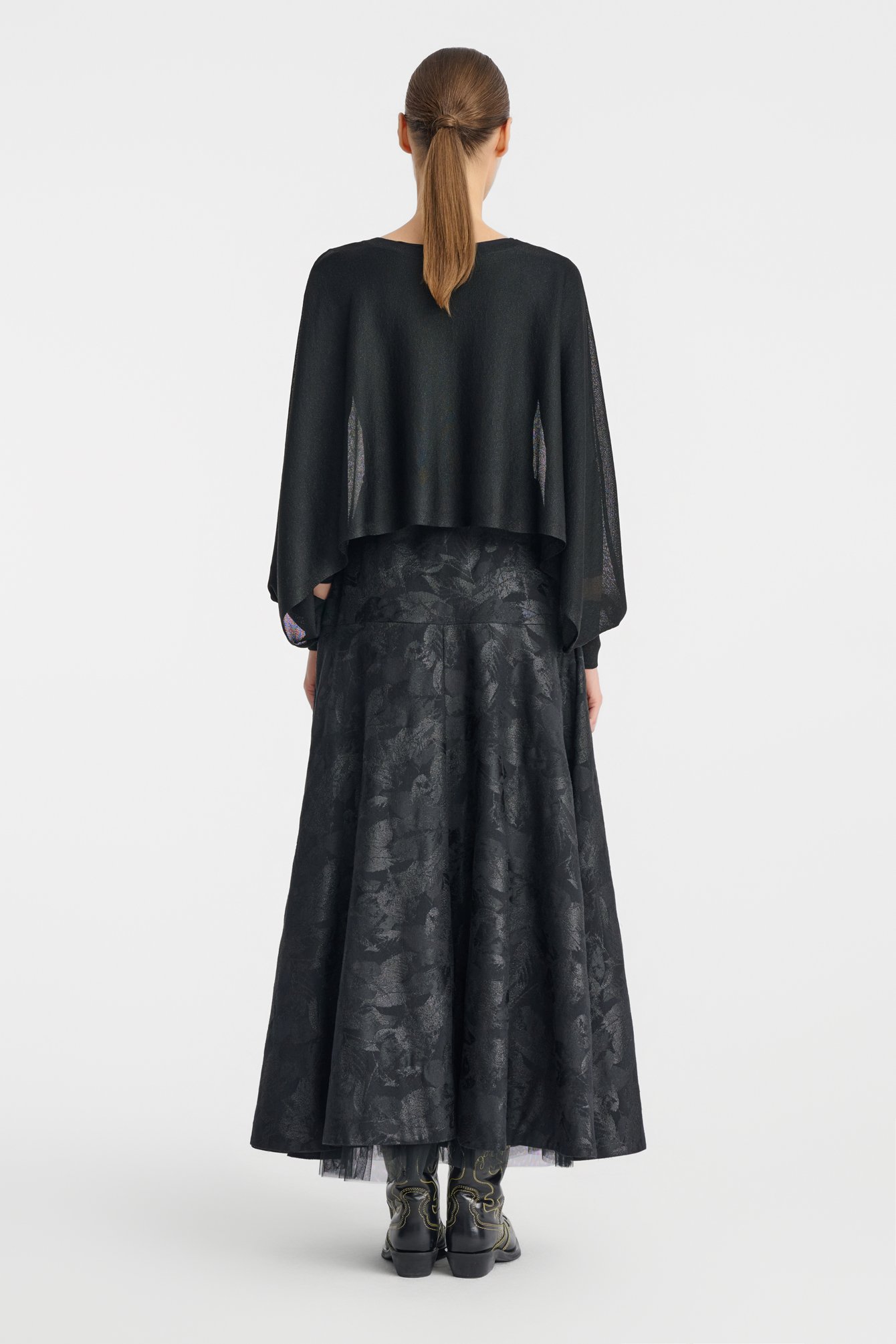 1644/B5 Czarna narzutka z metalicznym połyskiem