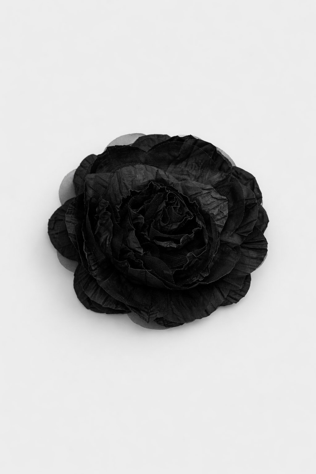 603/B6 Czarna broszka w kształcie kwiatu