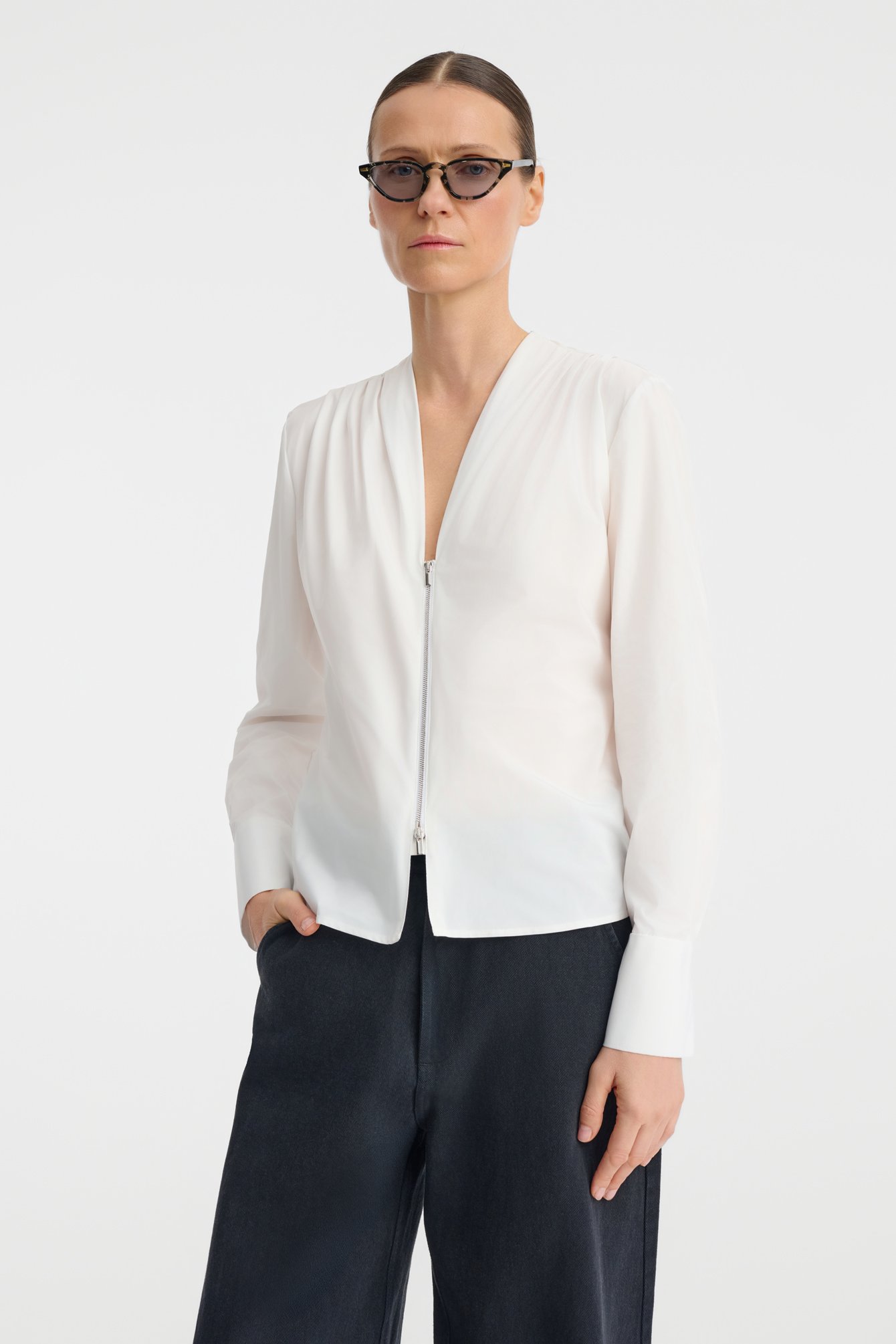 1105/B5 Biała bluzka z zamkiem i marszczeniem