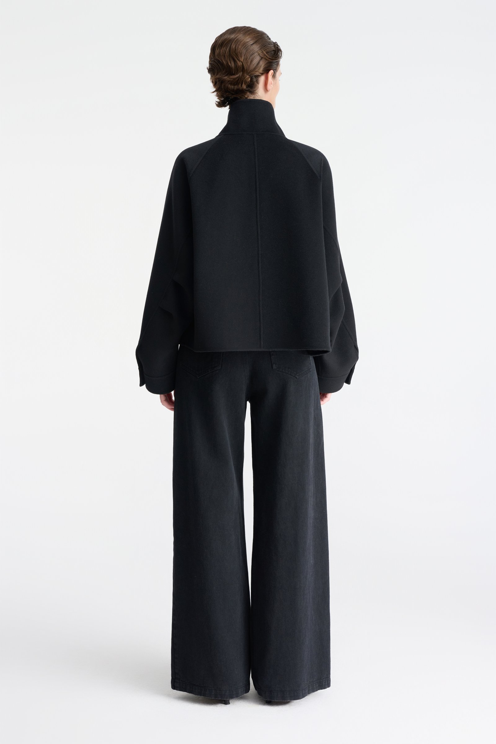 1524/B5 Krótka czarna kurtka ze stójką z wełny i kaszmiru