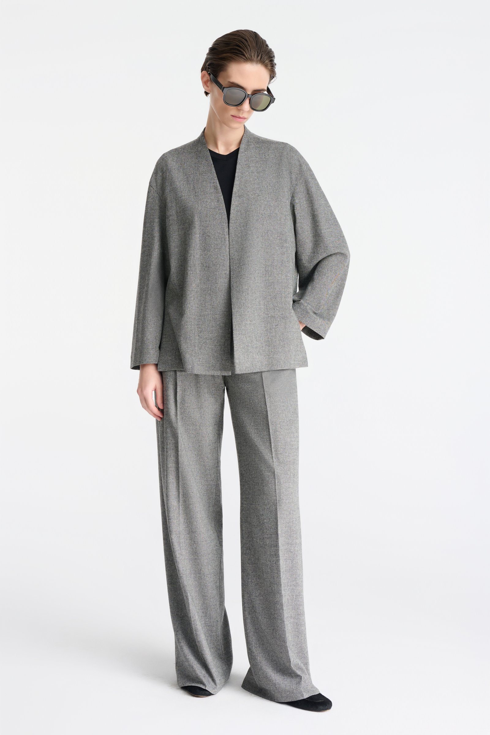 1037/B5 Spodnie z kantem o szerokich nogawkach w ciemnej szarości