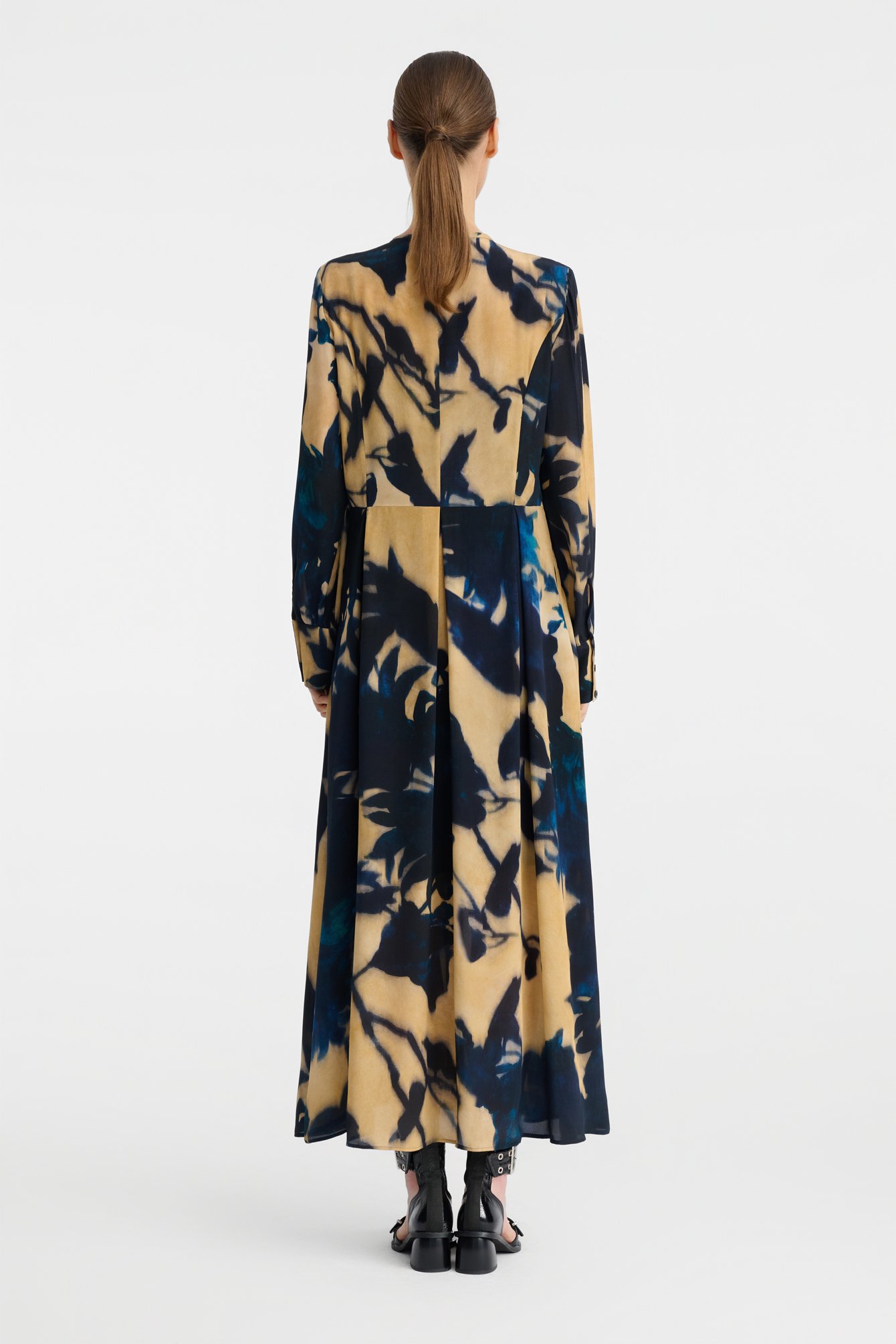 1151/B5 Granatowa sukienka z wiskozy z abstrakcyjnym nadrukiem