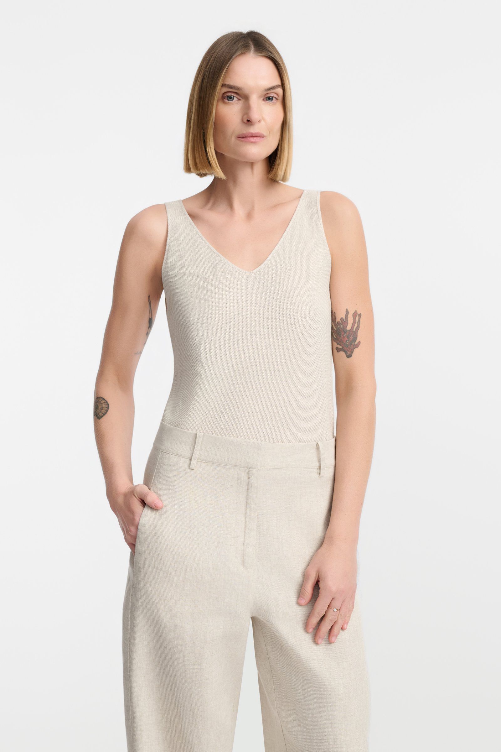 536/B6 Beżowy top z wiskozy z dekoltem V