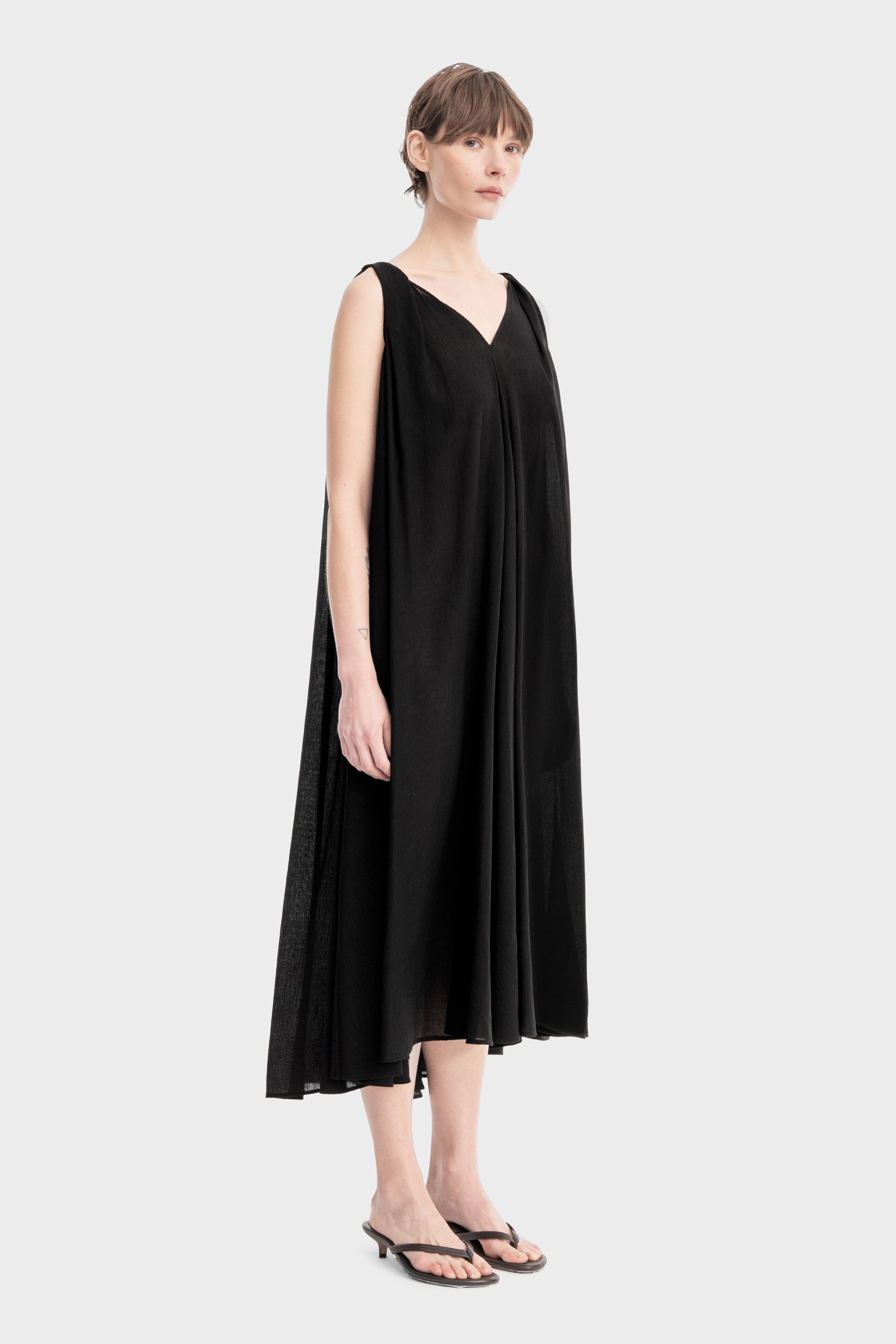 213/B6 Czarna sukienka oversize midi z dekoltem V