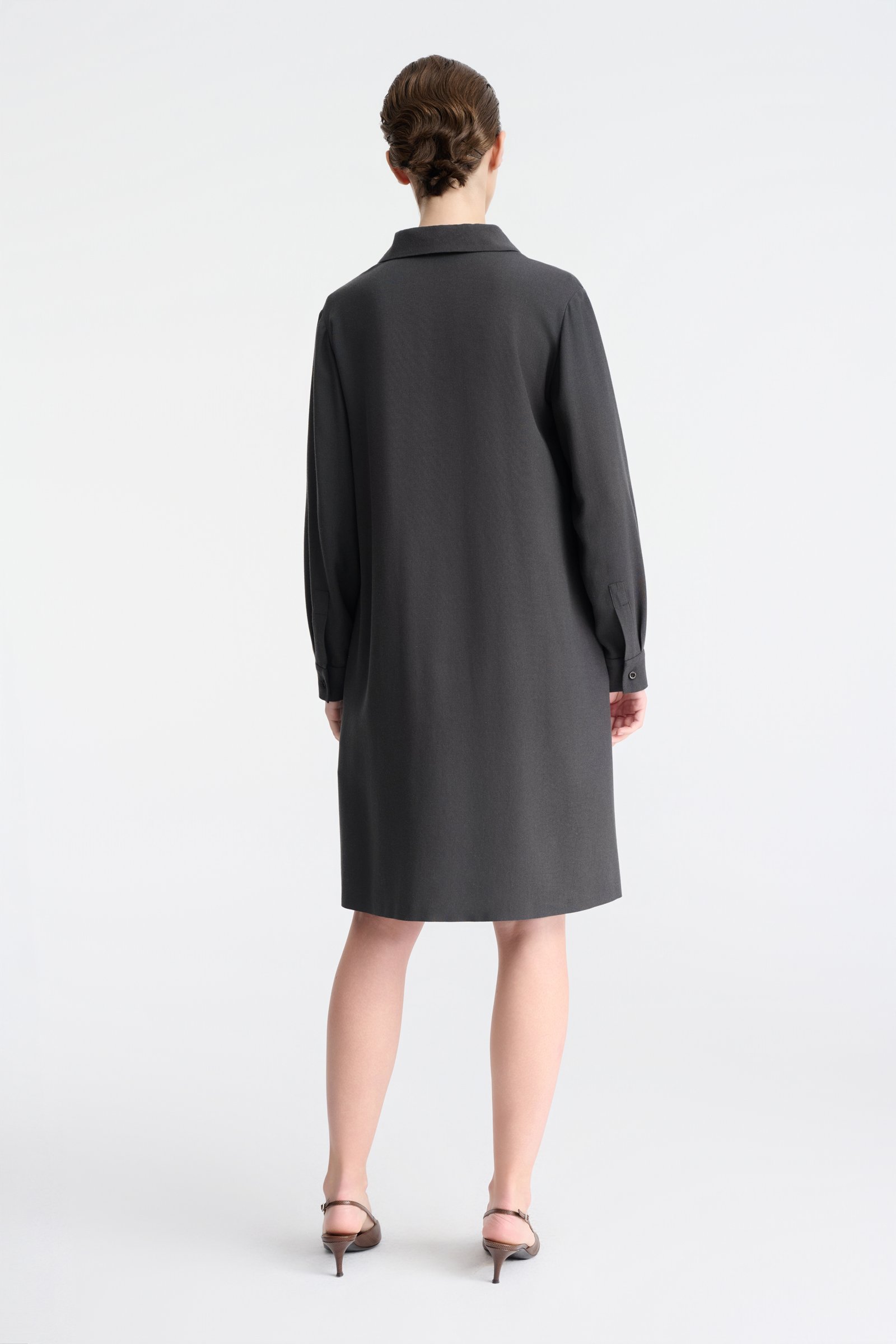 1041/B5 Grafitowa sukienka midi z długim rękawem i paskiem