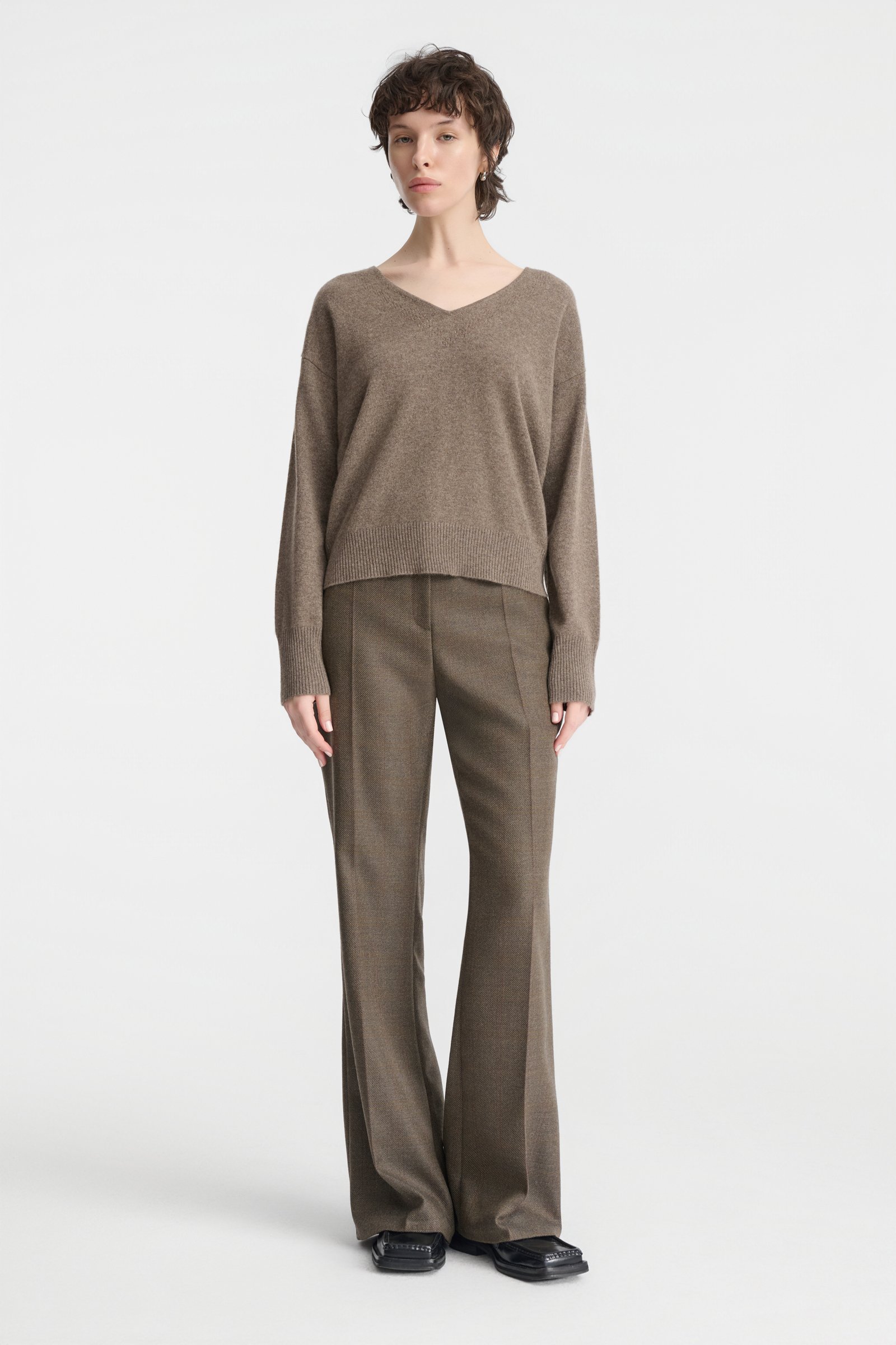 1650/B5 Kaszmirowy sweter V-neck w tonacji mokka