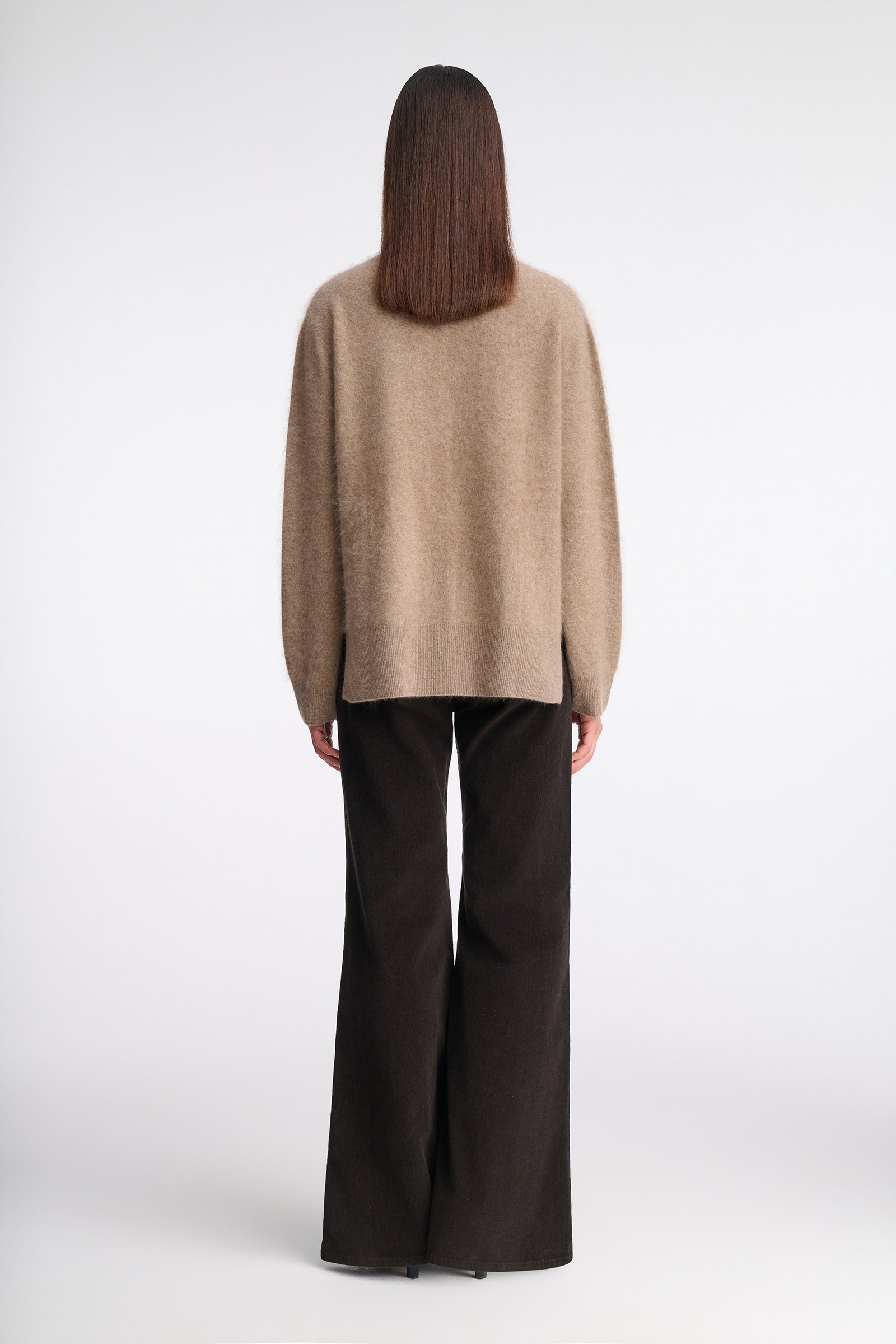 1555/B6 A beige wool and cashmere jumper with a V-neck