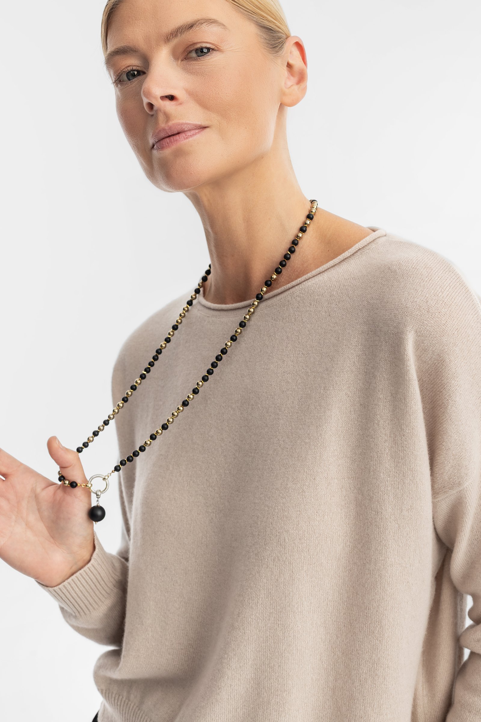 1605/B5 Beżowy sweter z kaszmiru o casualowym kroju