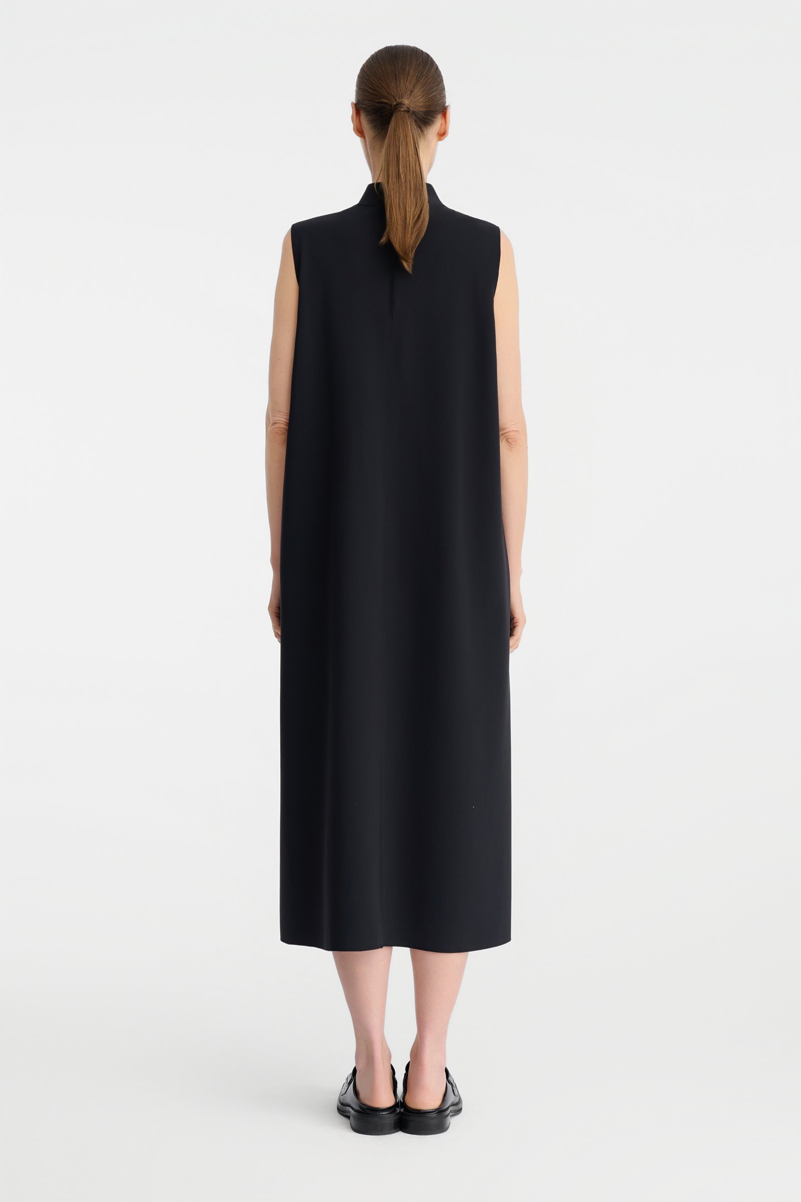 1056/B5 Długa czarna sukienka z półgolfem i paskiem z podwójną klamerką