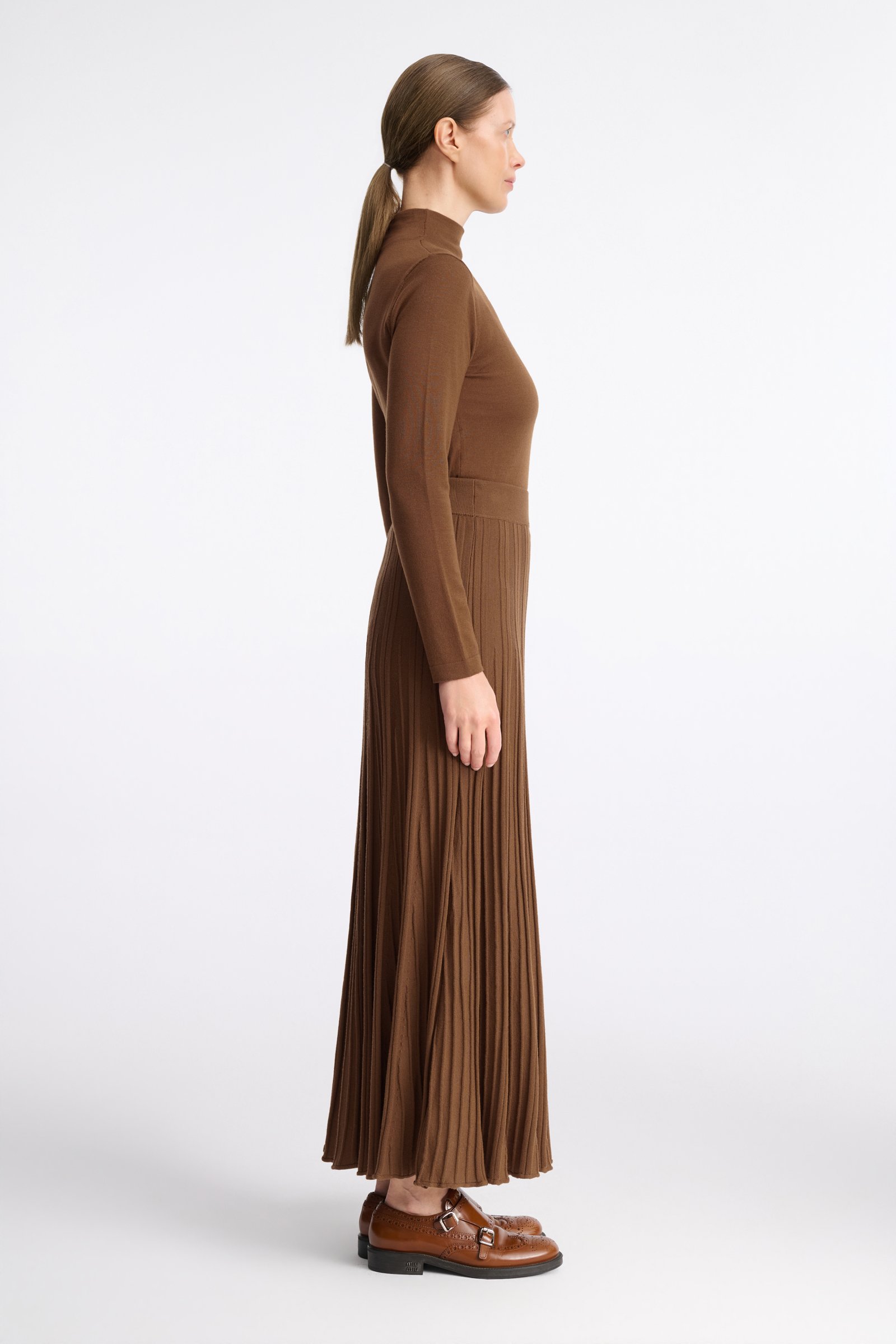 1680/B6 Brązowy sweter z półgolfem z wełny merino