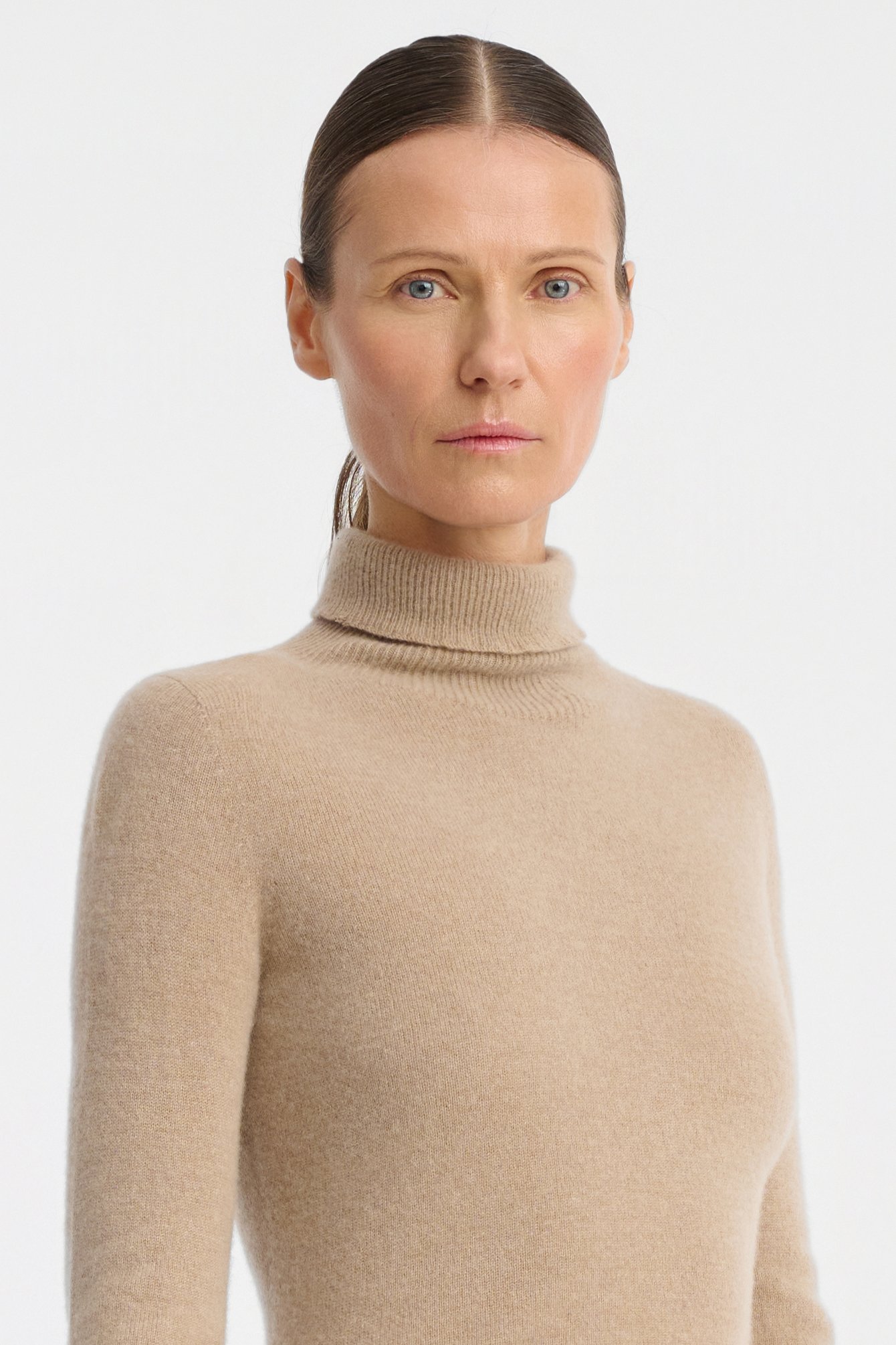 1632/B5 Beżowy sweter z półgolfem z kaszmiru