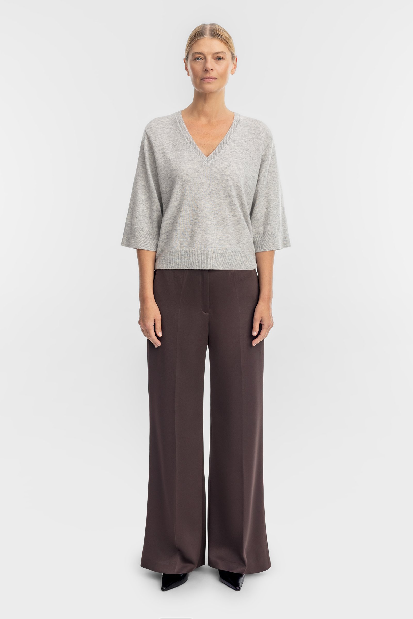 1602/B5 Krótki sweter z wełny i kaszmiru w jasnej szarości