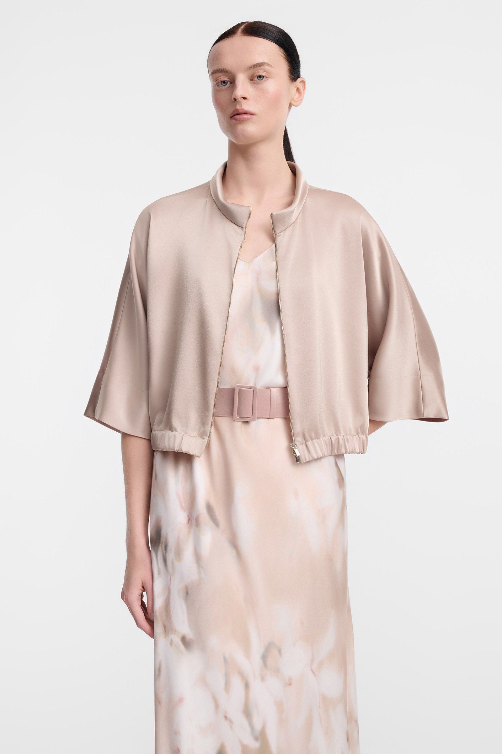 71/B6 Satynowy żakiet ze stójką w złotej tonacji