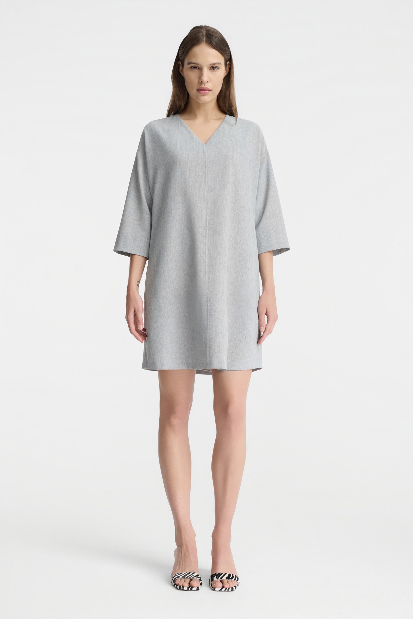 1003/B5 Popielata sukienka o biznesowym charakterze