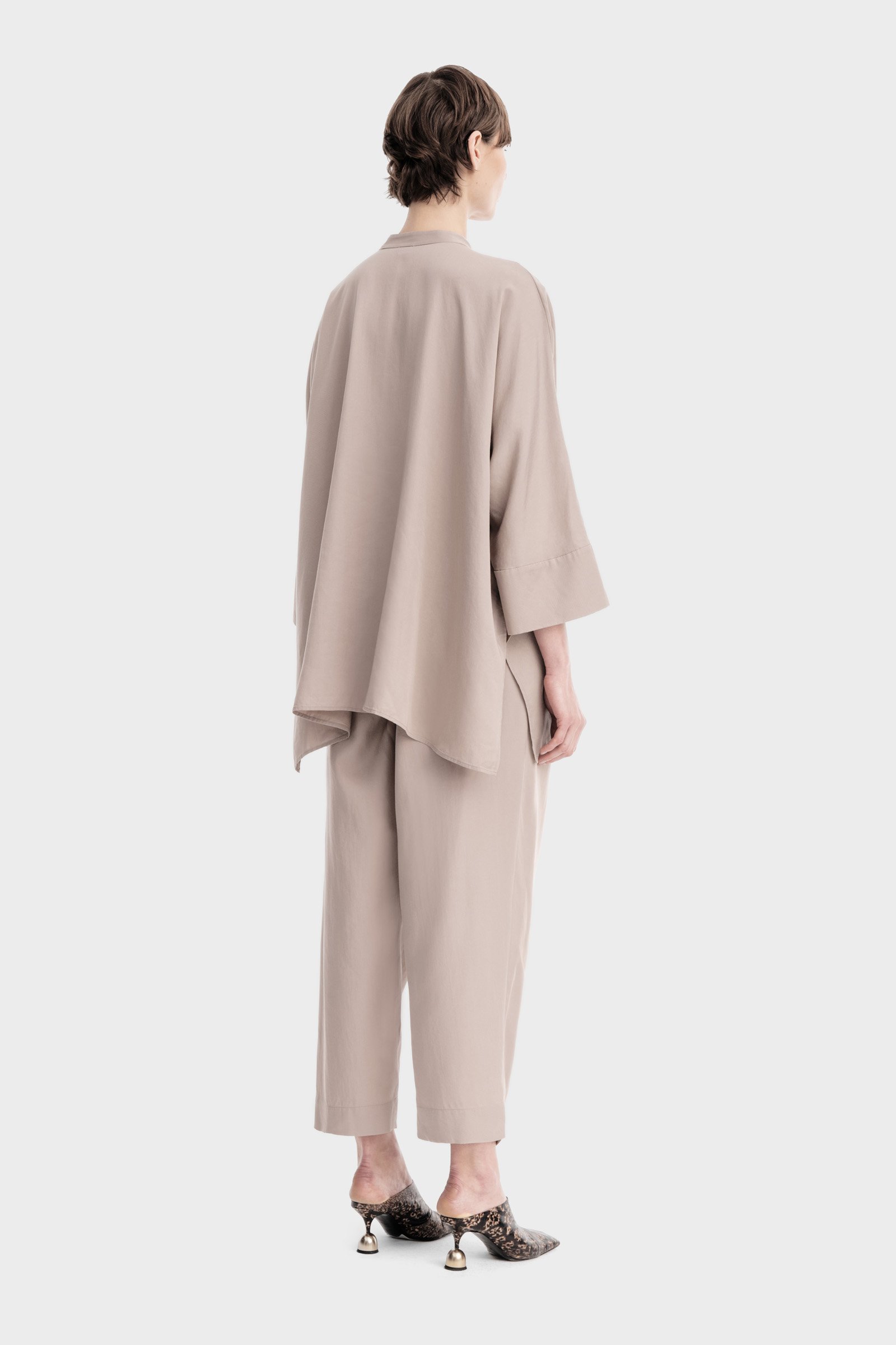 209/B6 Beżowa bluzka oversize z tencelu z rozcięciami