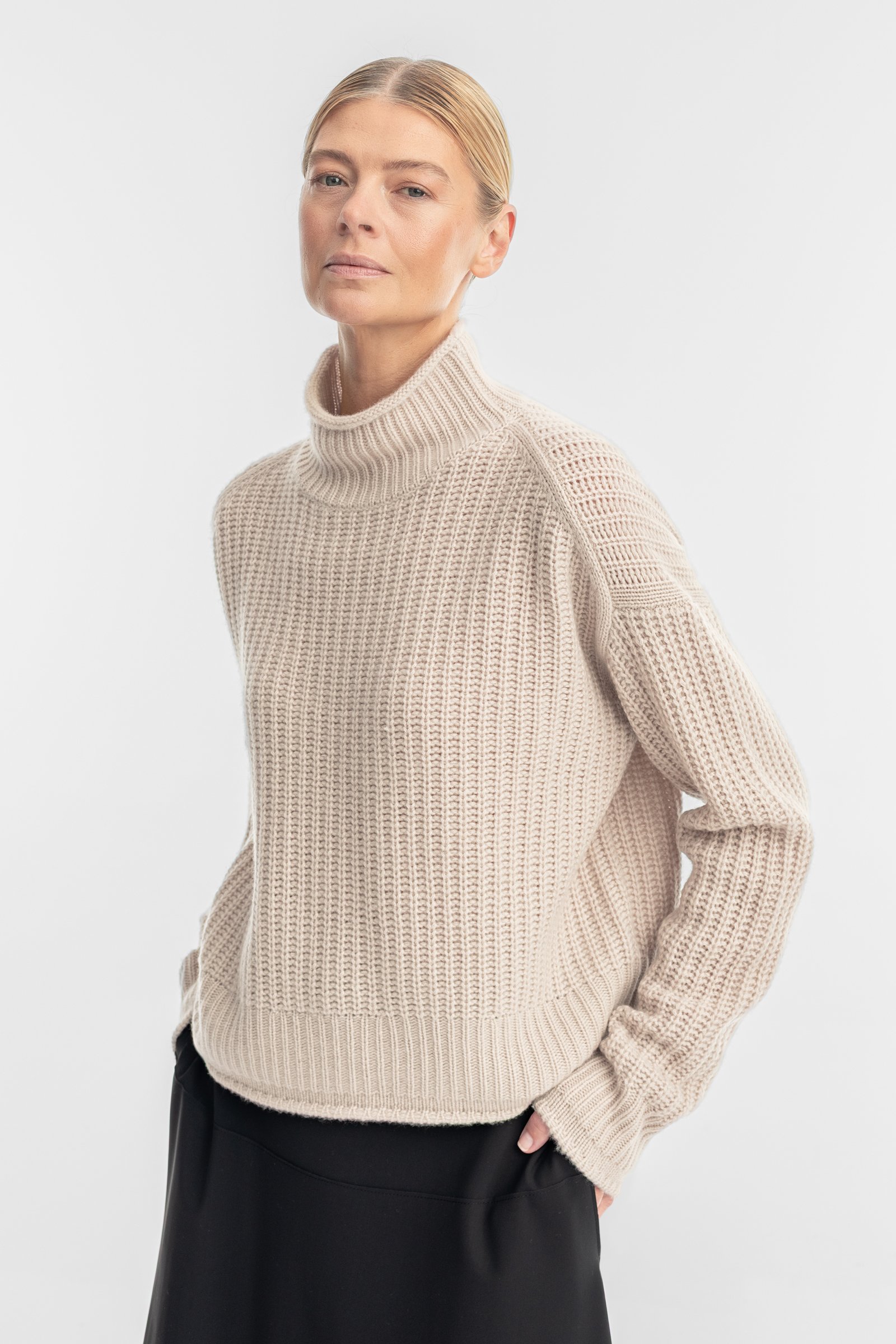 1604/B5 Strukturalny sweter ze stójką z kaszmiru w beżowej tonacji