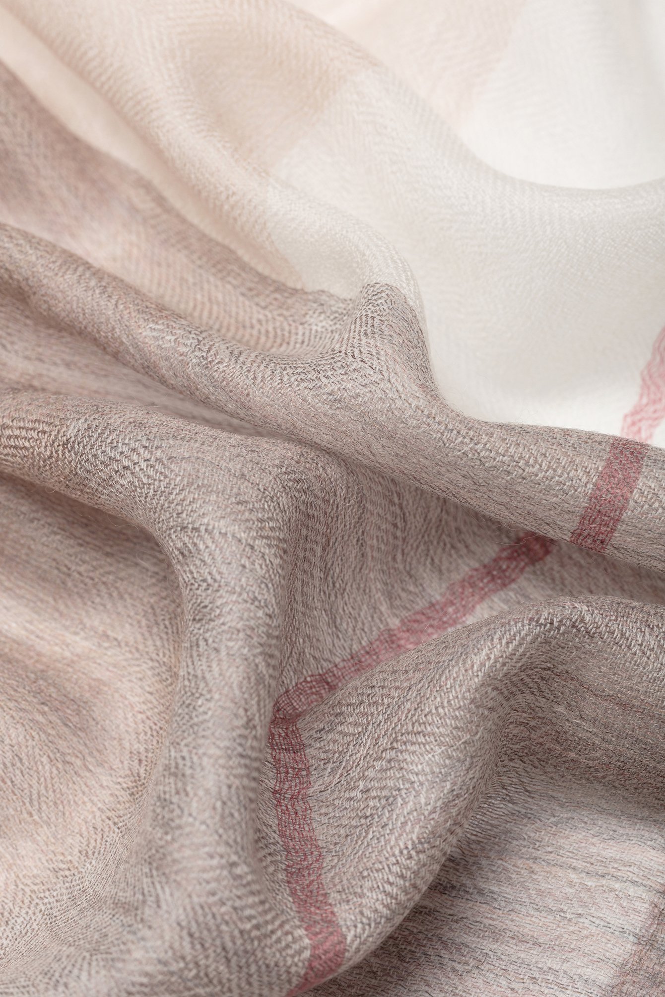 1717/B5 Delikatny kaszmirowy szal z czerwonym akcentem