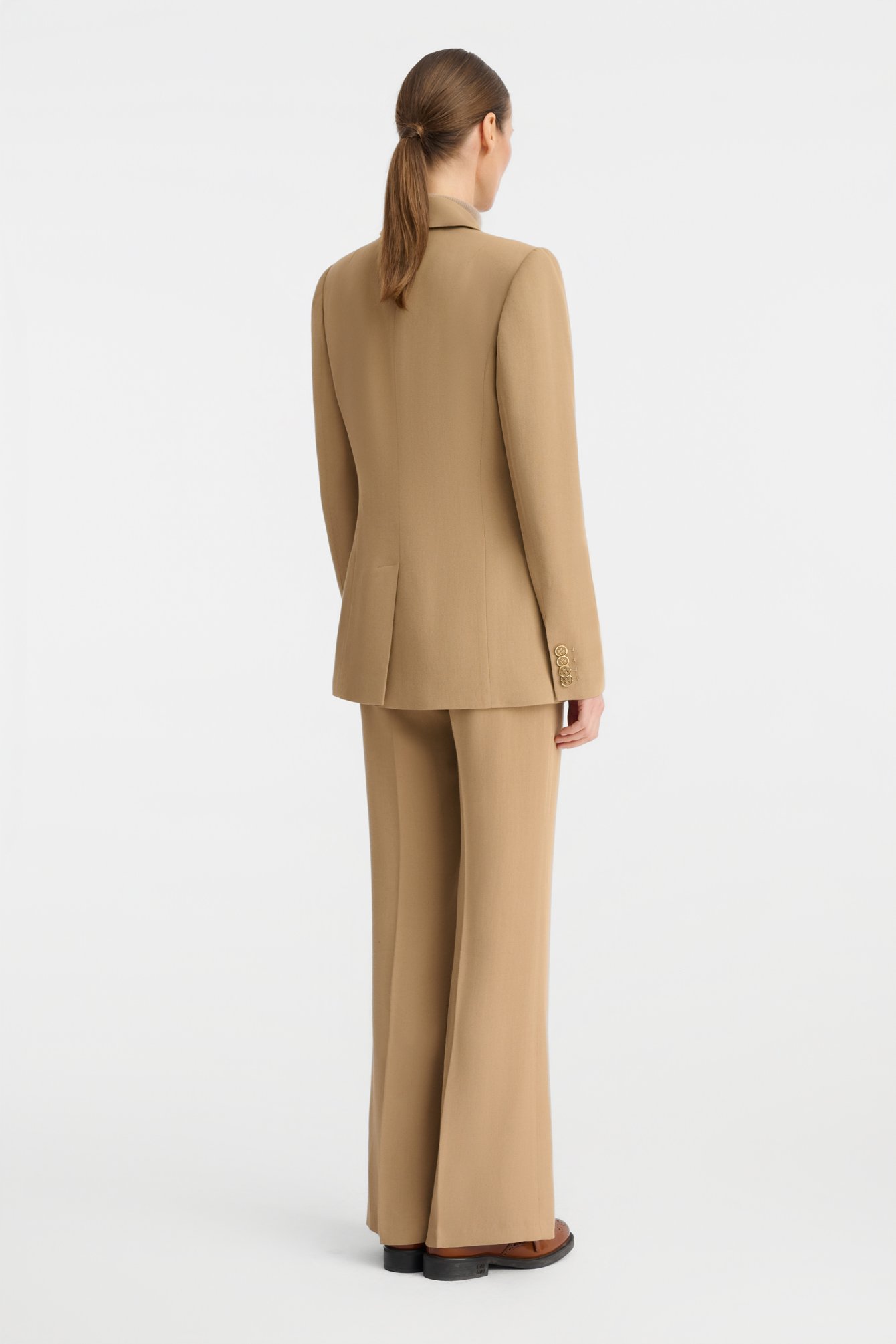 1014/B5 Dwurzędowy żakiet z wełnianej tkaniny w ciepłym odcieniu beżu