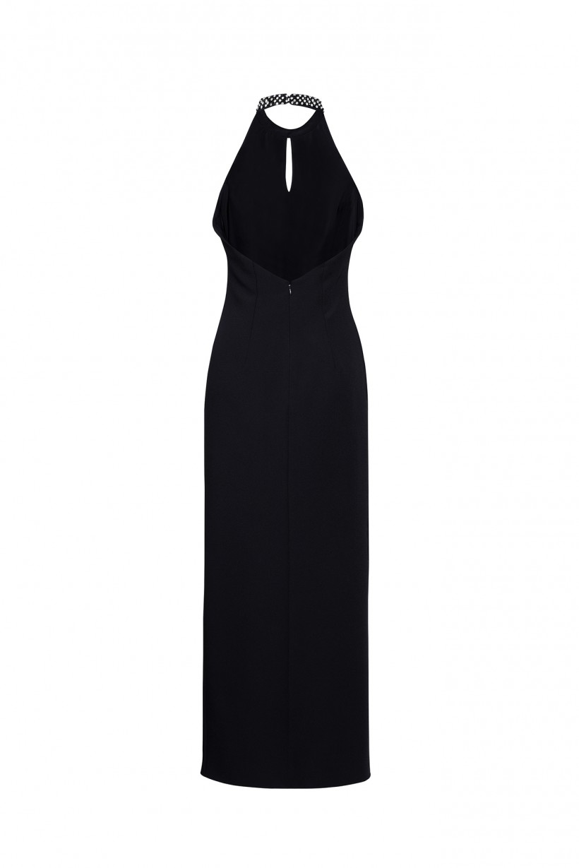 Czarna suknia z ozdobną kolią