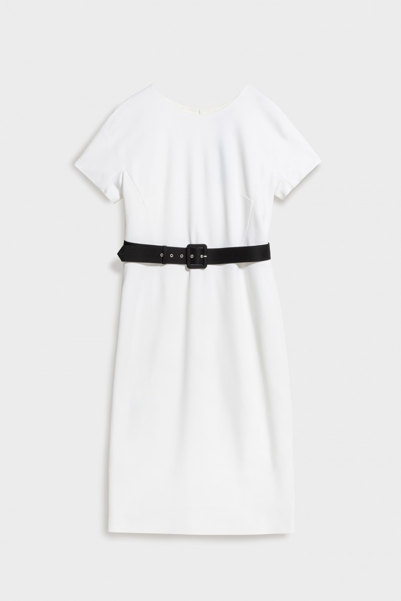 Klasyczna biała sukienka z paskiem