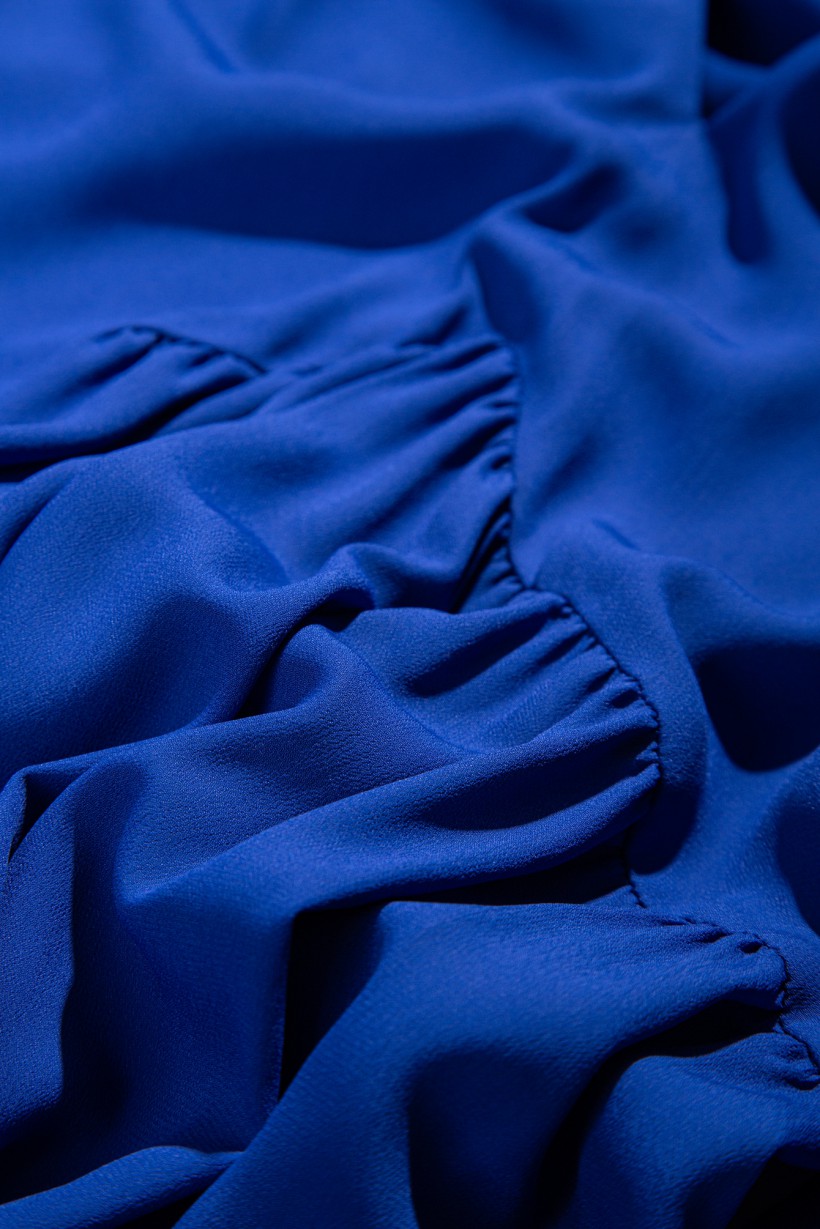 Sukienka z falbanami w kolorze kobaltowym