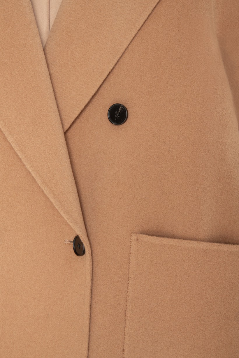 Dwurzędowy płaszcz w kolorze jasnobrązowym