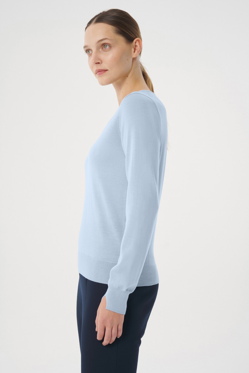 Błękitny sweter z dekoltem V