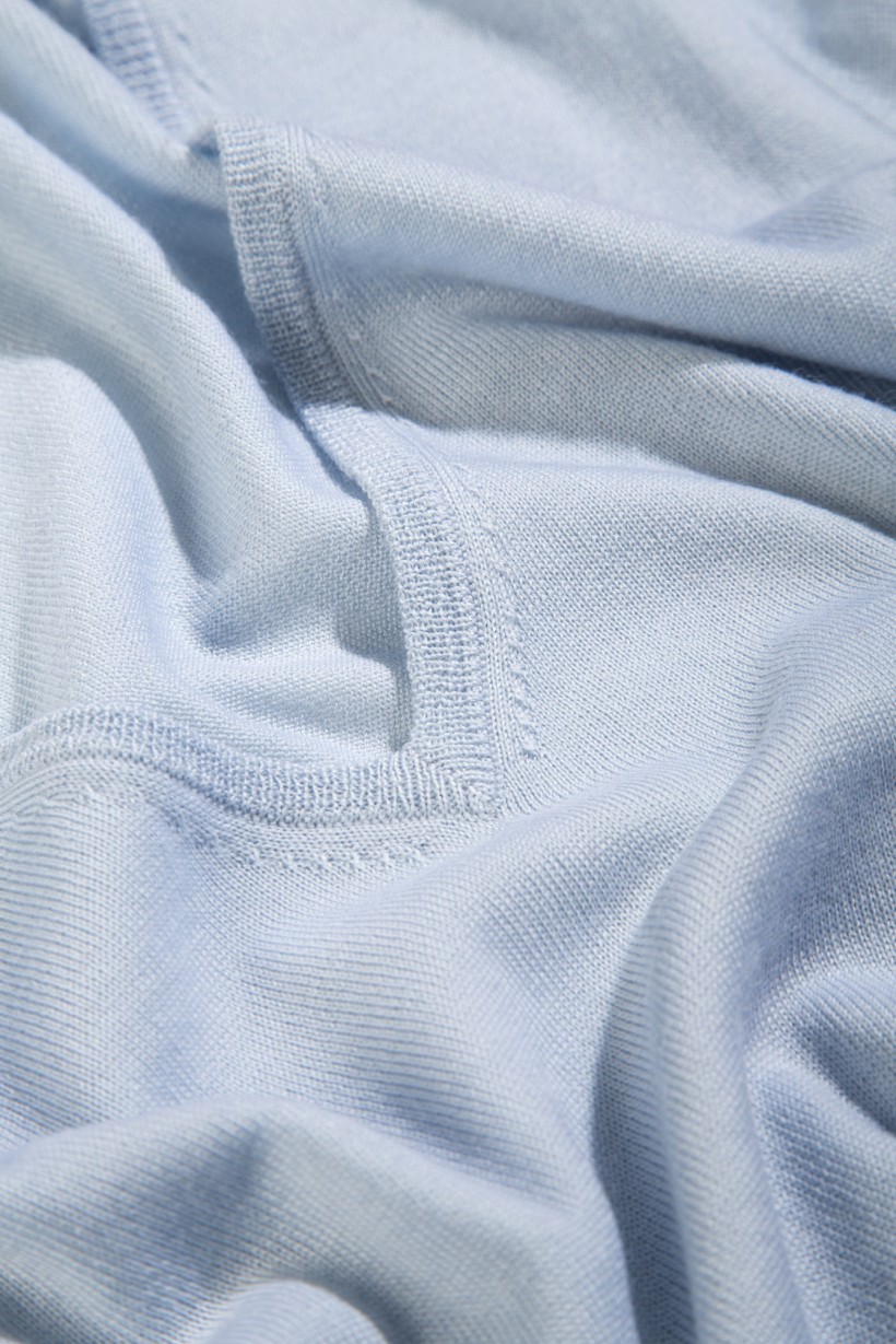 Błękitny sweter z dekoltem V