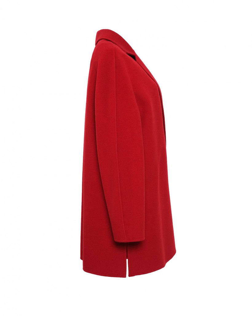 Czerwony płaszcz z asymetrycznym zapięciem