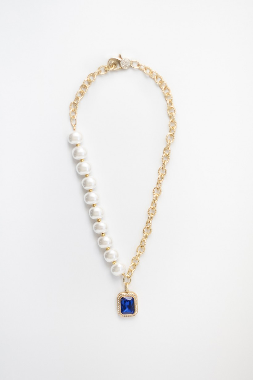 Naszyjnik z niebieską zawieszką i perłami 