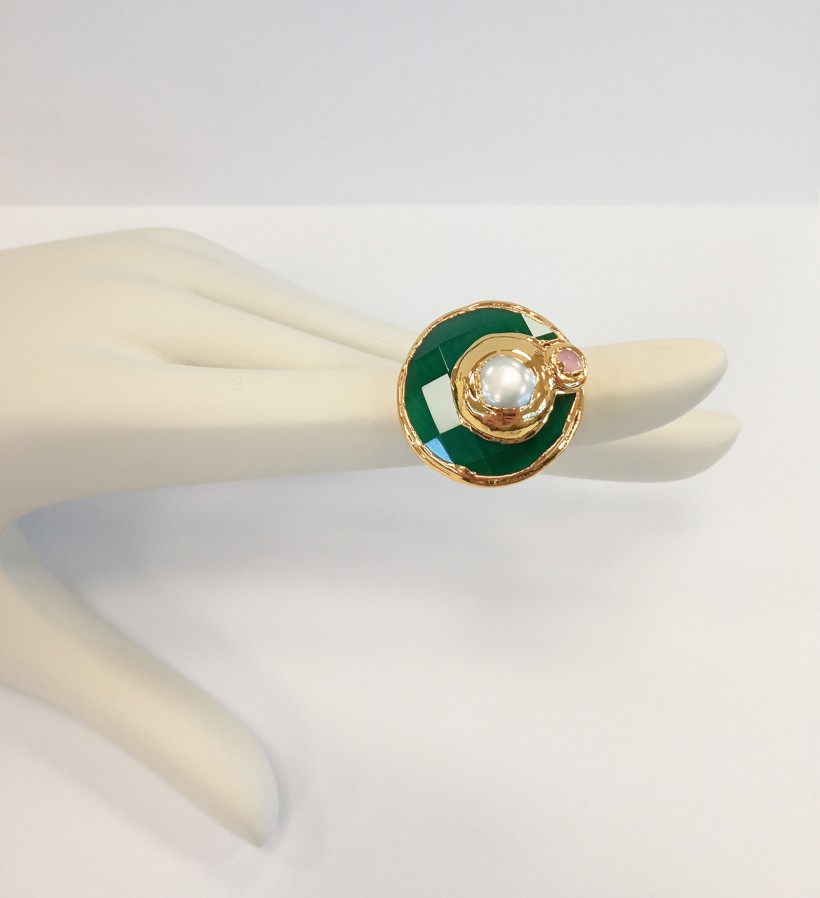 Pozłacany pierścionek z zielonym wypełnieniem
