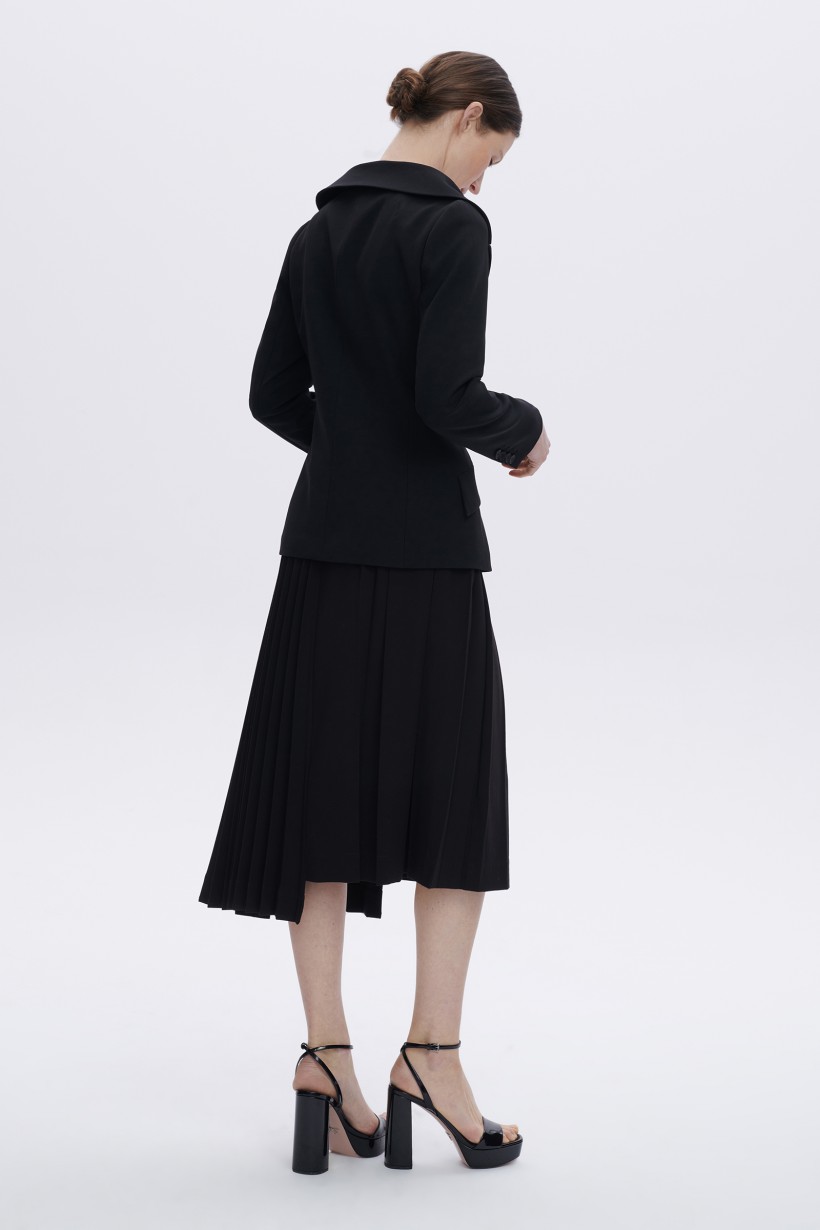 Plisowana asymetryczna spódnica w czarnym kolorze