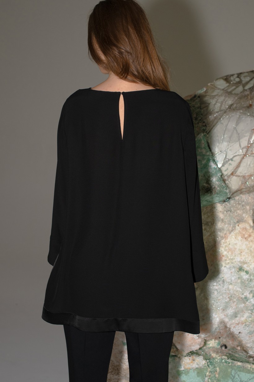 Elegancka luźna bluzka w kolorze czarnym