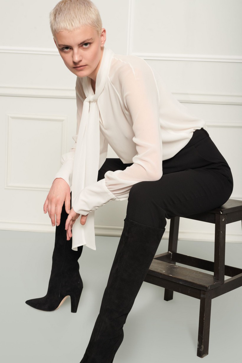 Elegancka biała bluzka z wiązaniem przy dekolcie