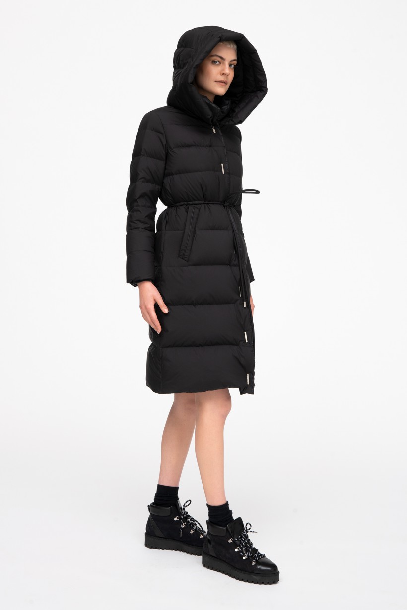Pikowany płaszcz z kapturem w kolorze czarnym 