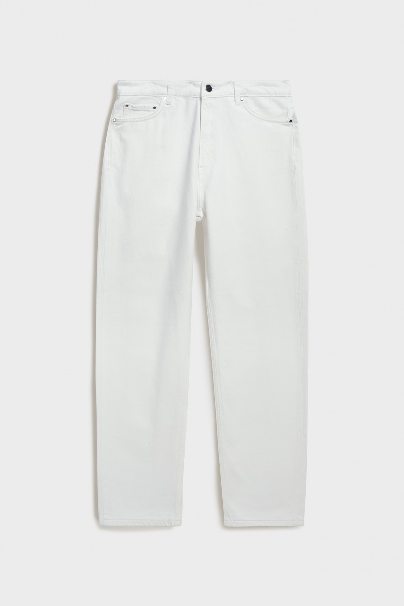 Białe jeansy o prostym kroju