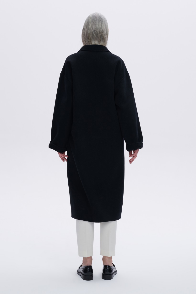 Czarny płaszcz oversize z czystej wełny