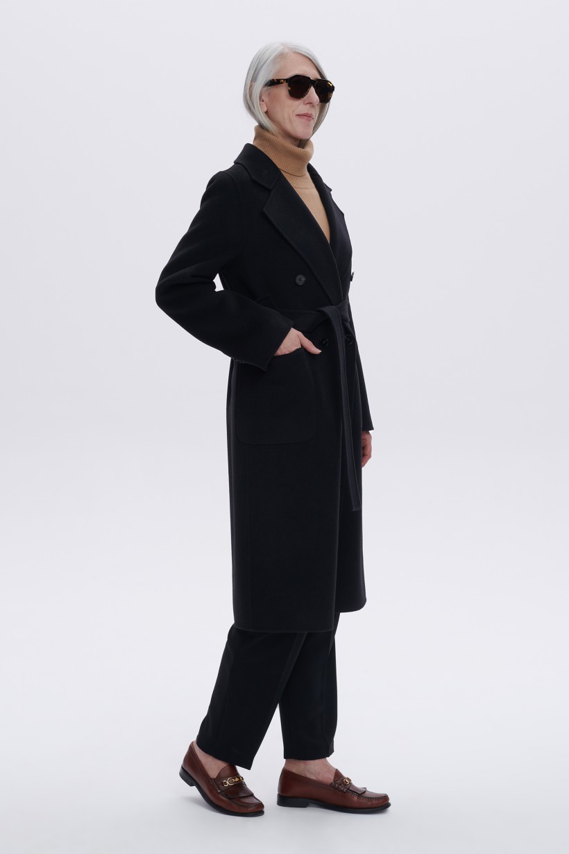 Elegancki czarny dwurzędowy płaszcz