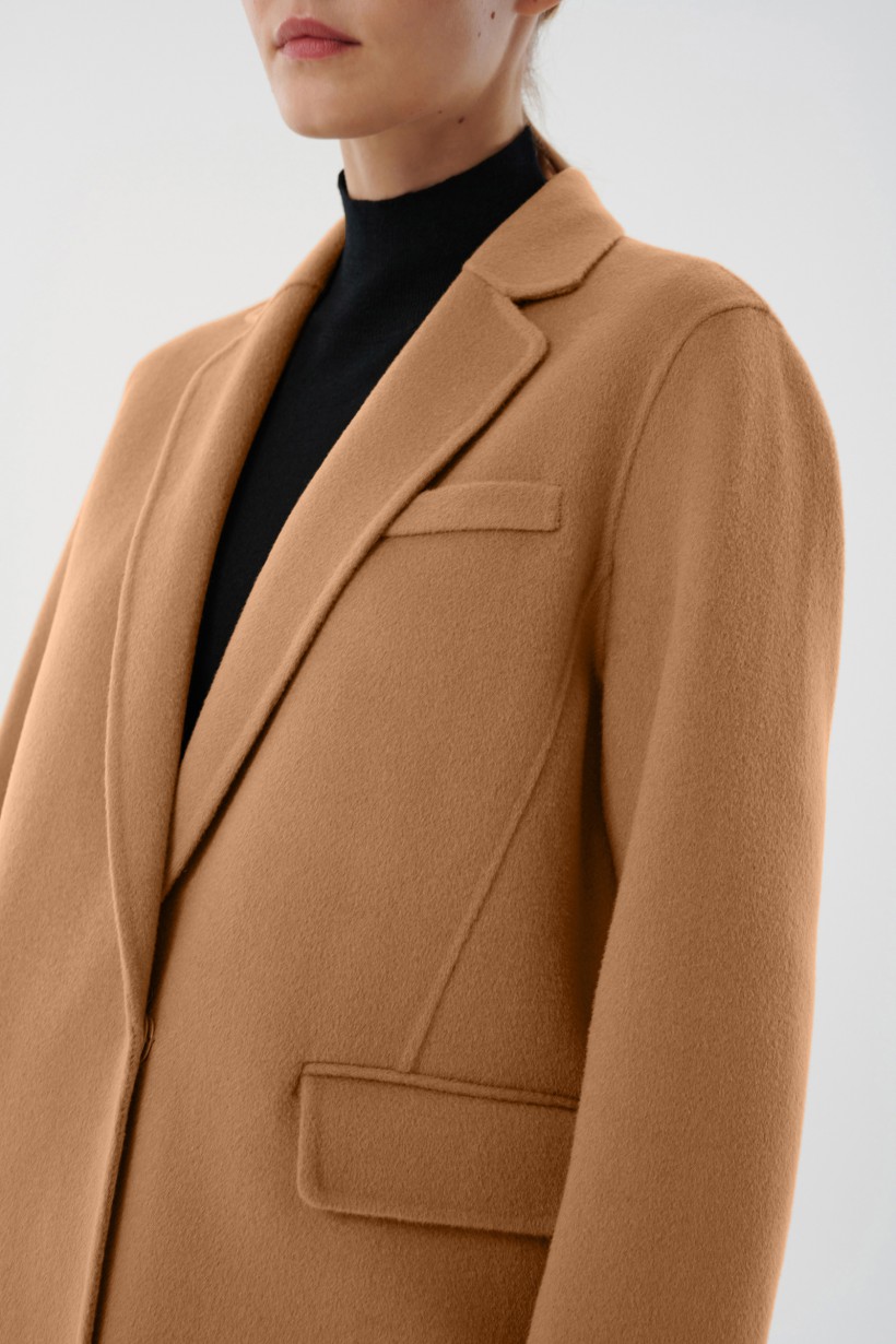 Wełniany krótki płaszcz w jasnobrązowym kolorze