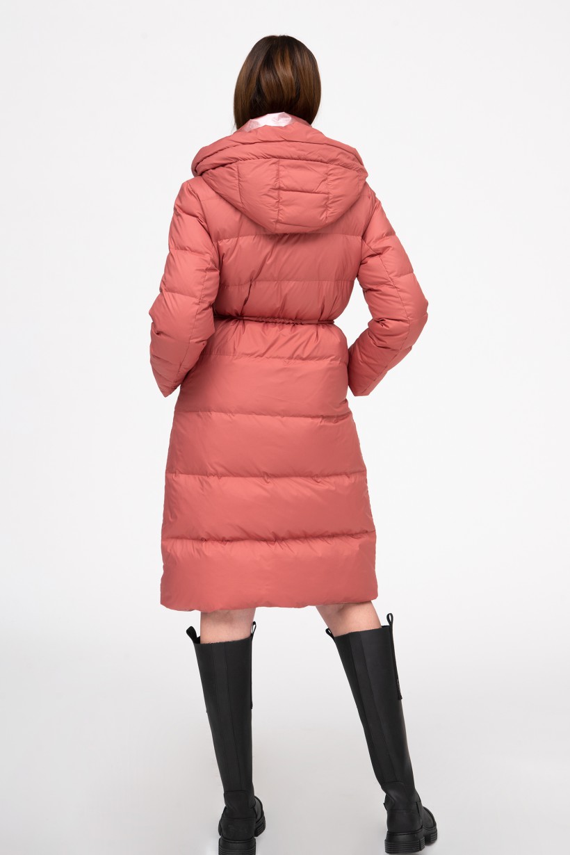 Płaszcz puchowy z paskiem w kolorze różowoczerwonym