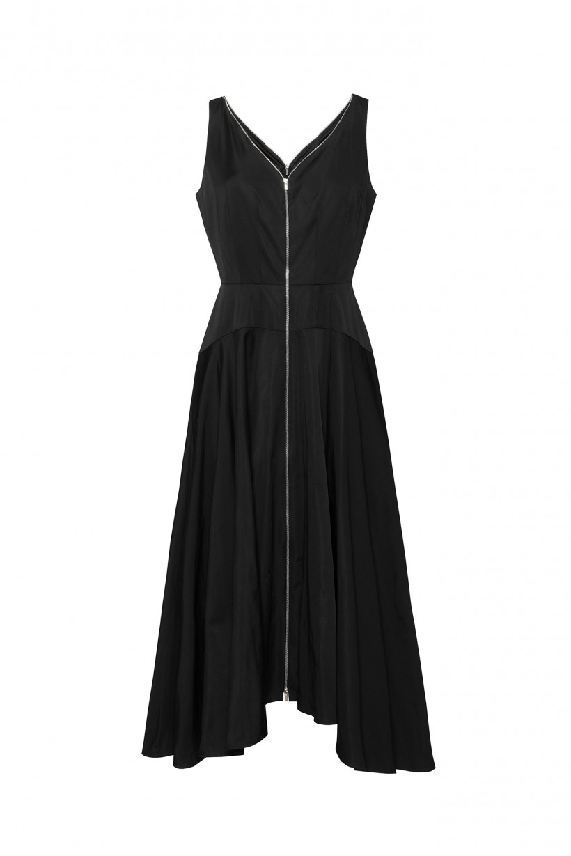 Czarna sukienka z rozkloszowanym dołem