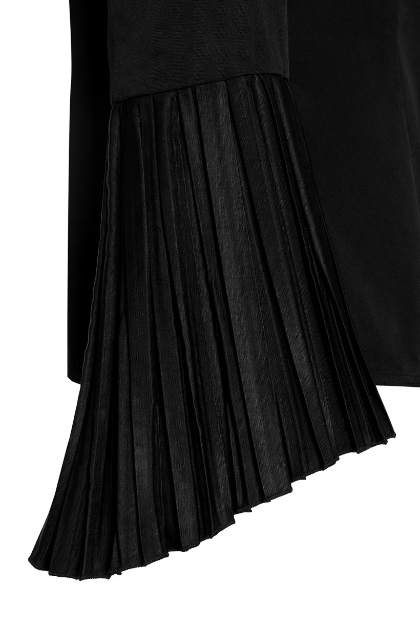 Bluzka z efektownymi rękawami w kolorze czarnym