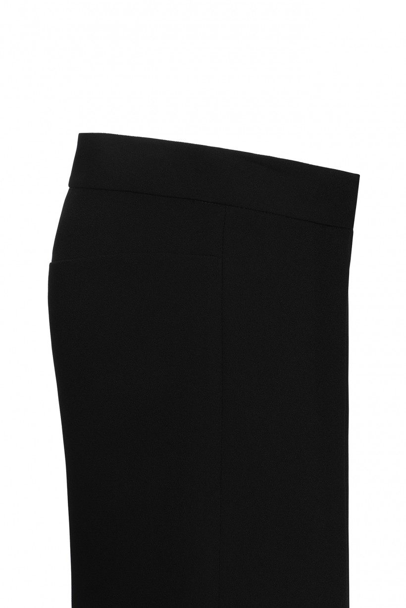Czarne spodnie z szerokimi nogawkami