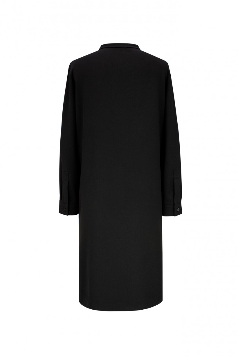 Czarna sukienka o prostym kroju z paskiem