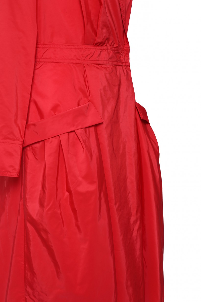 Sukienka midi z tafty w kolorze czerwonym