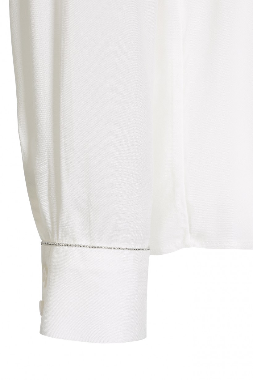 Biała bluzka ze srebrnym zdobieniem